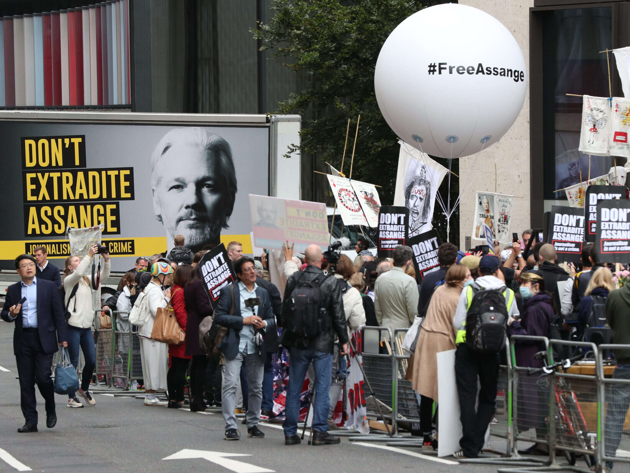Julian Assange extradition protest||